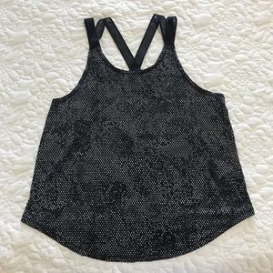 M/L Black, White, and Gray Under Armour Workout Top